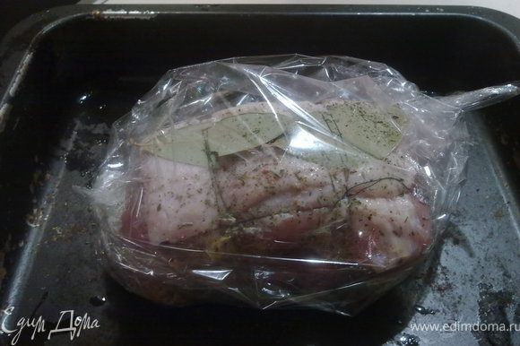 Положить мясо в рукав для запекания и поставить в предварительно разогретую до 200 градусов духовку на 1 час.
