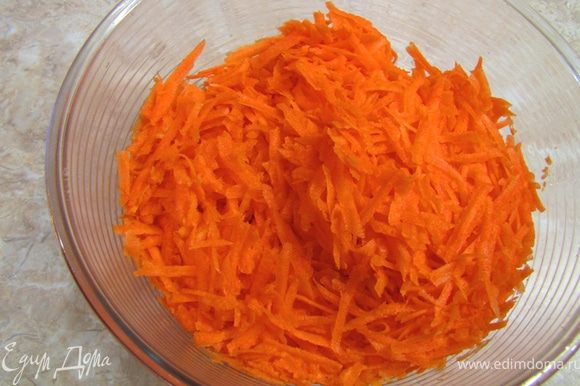 Почистите морковь. Натрите на крупной или мелкой терке. Я предпочитаю на крупной — так морковь интереснее (нет необходимости в орехах).