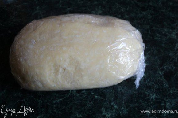 В муку с маргарином добавить взбитые яйца, быстро замесить тесто. Готовое тесто завернуть в пищевую пленку и поставить в холодильник на 15-20 мин.