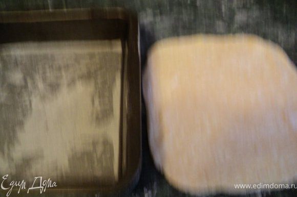 Разделить тесто на 4 части. Каждую часть раскатать и выпекать в форме, застеленной смазанным маслом пергаменте, 15 мин до золотистого цвета.
