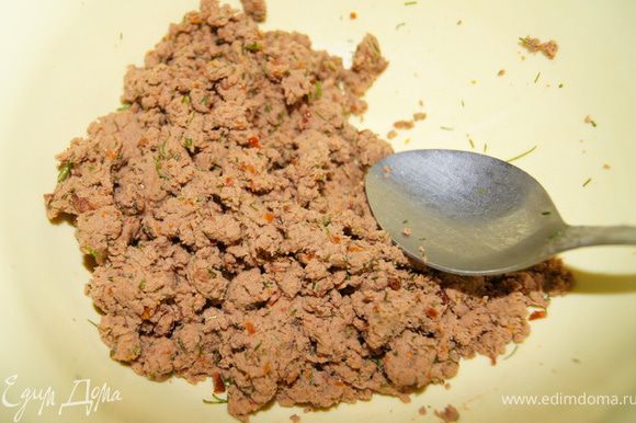 Мясо порезать на кусочки и перемолоть в блендере вместе с томатами, добавить раст. масло и мелко порезанный укроп.