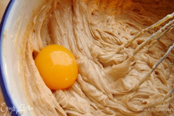 Сливочное масло взбить с сахарной пудрой,пряностями и 1 щ.соли.Яйца разделить на желтки и белки.По одному желтку вмешать в масляную смесь.