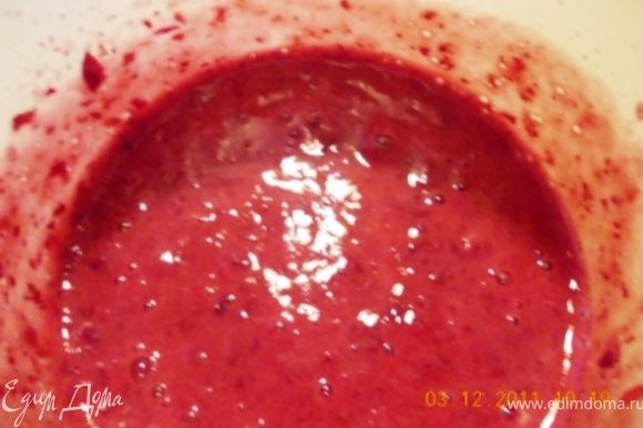 к ягодам добавляем томатный сок и измельчаем в пюре блендором.