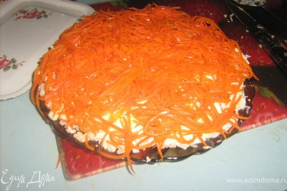 На чернослив выкладываем плавленый сыр, следующий слой майонеза с чесноком, перемешенного с сухариками, сверху корейская морковка.