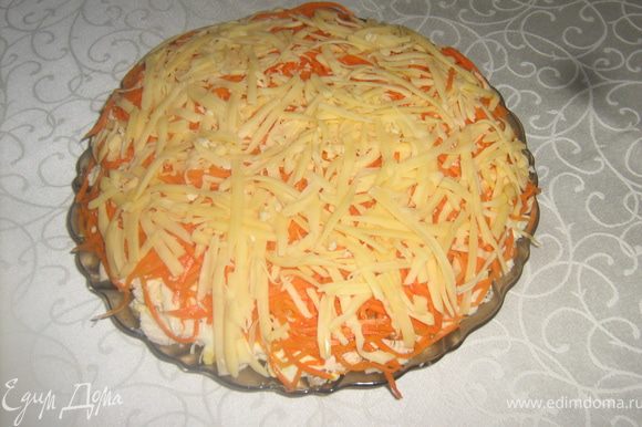 Так, как корейская морковка сочная, майонезом ее не покрываем, сразу слой твердого сыра и пропитываться минимум 2 часа, лучше на ночь. Приятного аппетита.