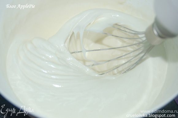 Миксером взбить яичные белки с сахарной пудрой в густую пену, добавить лимонный сок и муку, еще раз хорошо взбить. Покрыть этой глазурью края торта.
