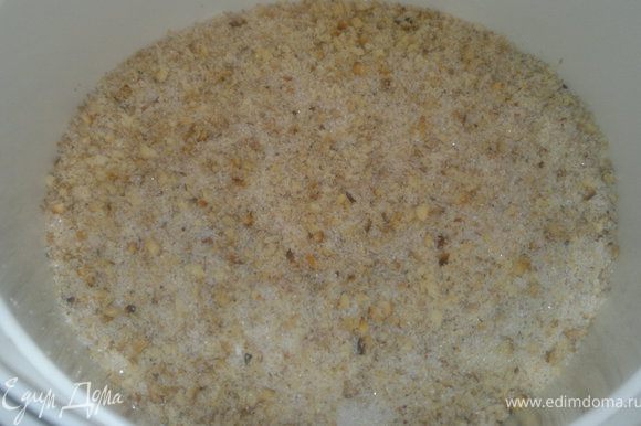 орехи перемололи и добавляем сахарный песок( на стакан ореха,стакан сахарного песка)