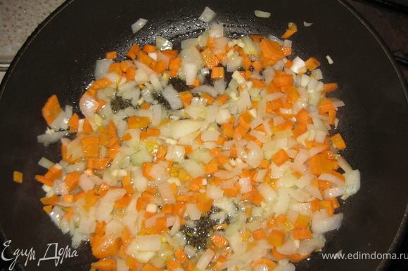 Режим кубиками морковь, лук, обжариваем на растительном масле.