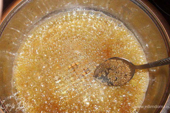 Сливочное масло растопить в той же сковороде, добавить сахар, воду и специи, цедру и варим помешивая, пока все у нас не превратится в глазурь, около 1-2 минуты