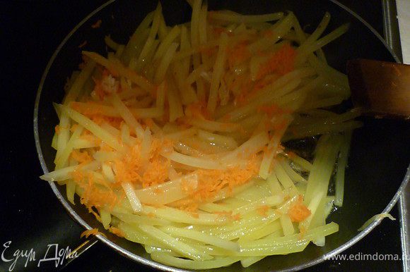Жарим картошку до полуготовности и добавляем морковь и чеснок.