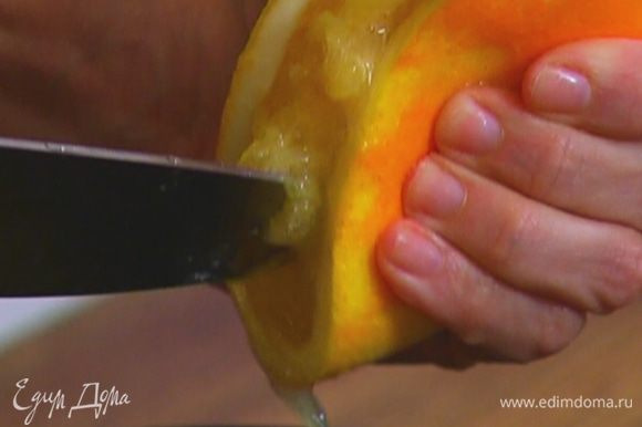 Цедру второго апельсина натереть на мелкой терке, выжать из него сок.