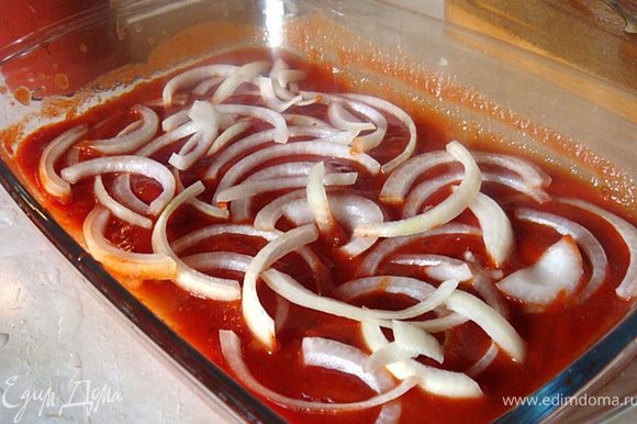 На дно формы для запекания- выливаем половину томатного соуса- укладываем лук, поверх-мясо индейки- заливаем оставшимся соусом- распределяем по мясу.