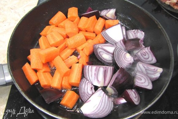Обжарьте лук с морковью в масле, оставшимся от бекона минут 10, периодически помешивая.
