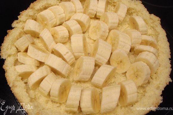 Заполнить внутренность коржа порезанными кружочками бананами. Бананы выкладывать бочком.