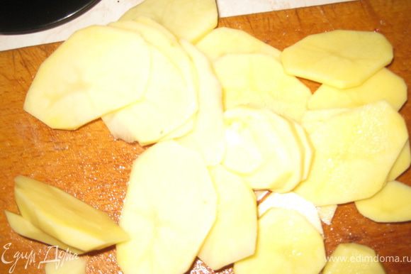 Картофель чистим, режем тонкими пластинками.