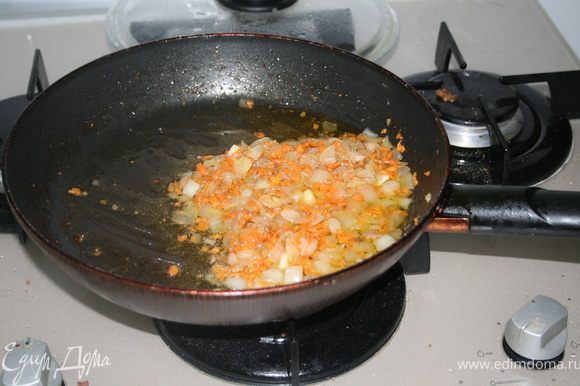 Обжарить на сковороде лук с чесноком, потом добавить морковку, потушить все под крышкой минут 5.