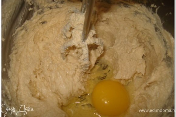 Добавить по одному яйца и желтки и продолжать взбивать. Затем добавить ароматические эссенции.