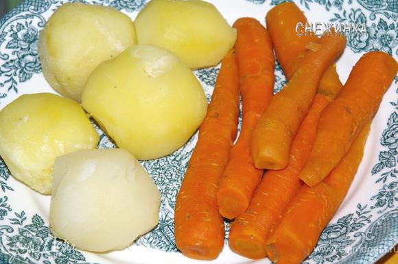 Картофель и морковь отварить в кожуре. Я решила картофель запечь в духовке, очень уж мне вкус печеной картошки нравится)) Овощи почистить.