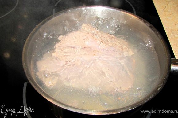 Кладем в кипящую воду мясо для того, чтобы в мясе остался максимально вкус. В данном случае пену снимать не надо. Она практически не образуется.