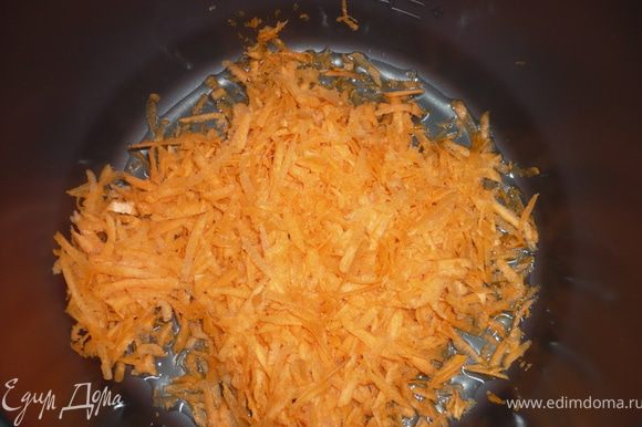 Морковку трем на крупной терке и укладываем ее в смазанную раст. маслом кастрюльку.