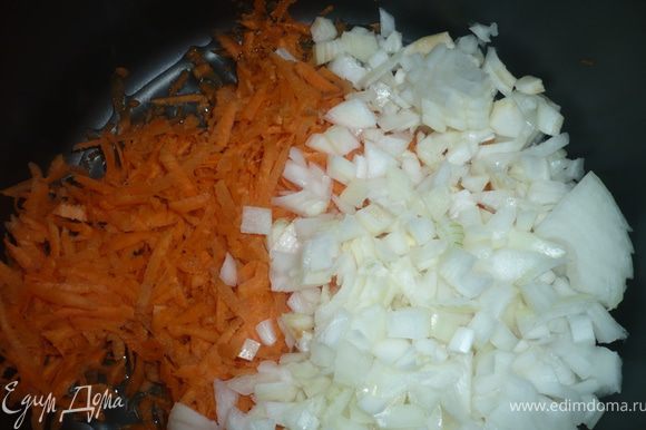 Мелко режем лук и укладываем его на морковку