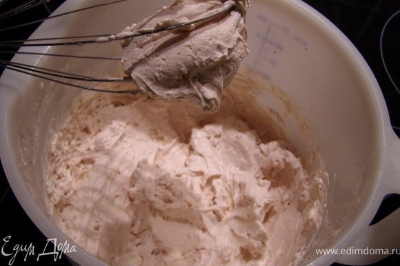 Сливки взбиваем в плотную массу с 1 ст.л. сахарной пудры с ванилью при помощи миксера, постепенно вливаем вишнёвый сироп. Сливочный крем должен получиться очень плотным.
