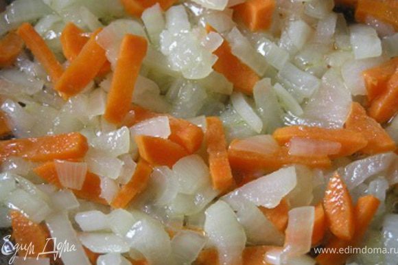 Лук обжарить на растительном масле, добавить морковь.