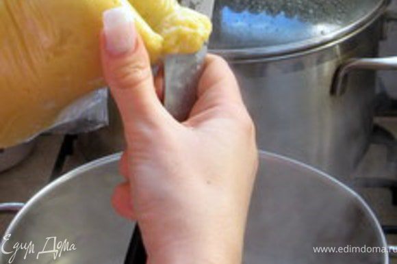 Клёцки выдавливать и срезать непосредственно в кастрюльку с кипящей водой.