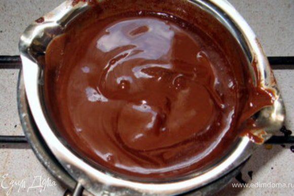 Приготовить мусс. Растопить на водяной бане шоколад со сливочным маслом.