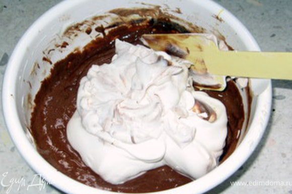Остудить. В остывшую шоколаднаю массу ввести 2 желтка и взбитые с сахаром до густоты белки. Взбить сливки и тоже ввести их в шоколадную массу.