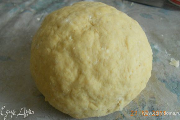 и замешиваем вот такое мягкое ,желтенькое тесто))))нужно , чтобы тесто немного полежало в холодильнике.