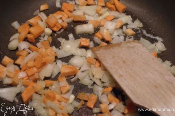 Морковь и лук измельчить, обжарить на сливочном масле.