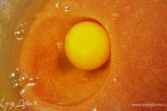 Вбить в масляно-сахарную смесь по одному яйцу.