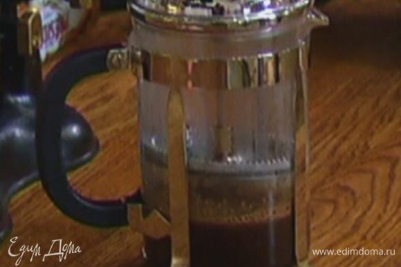 Молотый кофе залить 60–70 мл кипятка и дать настояться.