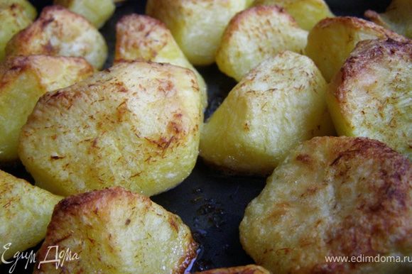 Вернем противень в духовку на самый верхний уровень, будем выпекать 40-50 минут, пока картофель не станет золотистым и хрустящим