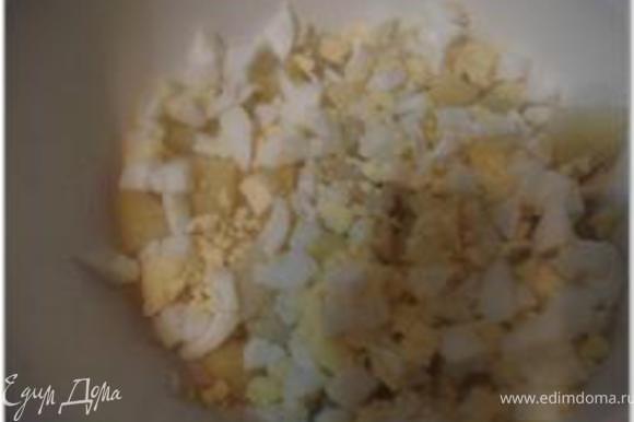 Картофель и яйца почистить и порезать кубиками.