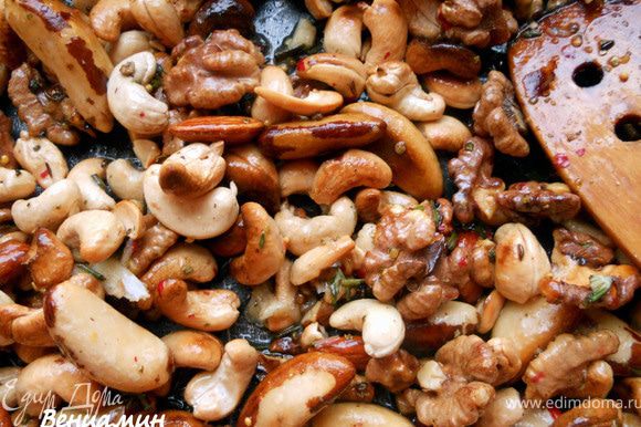 Залить подсушенные орехи карамелью, размешать (можно потрясти форму) и оставить минут на 15. Можно подавать теплыми, но и в остывшем виде хороши!