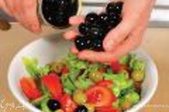 Сложить овощи в салатницу, добавить оливки, маслины и замаринованный лук.