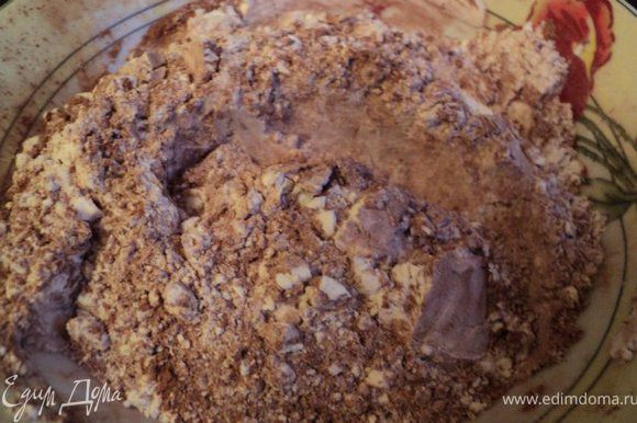 Для шоколадного бисквита: смешать муку, разрыхлитель теста, соду и какао.