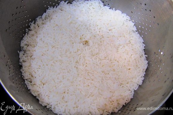 Для гарнира приготовьте рис. Для этого в большом количестве подсоленной воды (попробуйте на вкус воду, она должна быть приятной "солености") отварите длинозерный пропаренный рис. Очень внимательно подойдите к моменту окончания варки. Рис должен быть готов, но не начать разваливаться. Откиньте рис на дуршлаг, не промывая (пропаренный рис не надо промывать). Выключите огонь и положите рис обратно в кастрюлю. Туда же положите кусок качественного сливочного масла, перемешайте рис так, чтобы масло "смочило" весь рис.