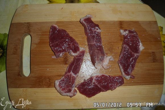 Мясо моем, режем на тонкие длинные кусочки. Натираем солью, чесноком, специями для мяса. Даем настояться 15 минут.