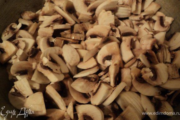 Для грибной начинки шампиньоны порезать пластинка и поджарить на растительном масле, добавив мелко нарезанный лук. В конце добавить сметану, соль, потушить 5 мин, добавить укроп, перемешать и охладить.
