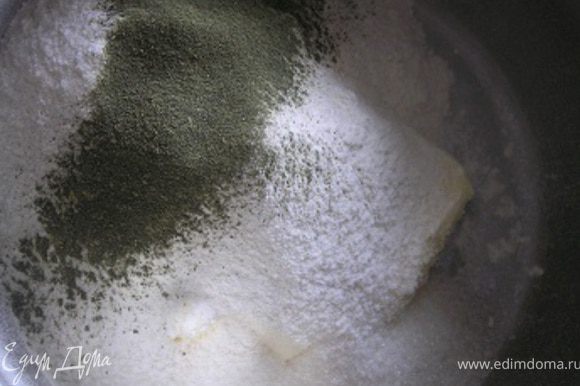 Приготовить зеленое песочное тесто. Для этого смешать размягченное сливочное масло с сахаром, мукой и чаем матча,