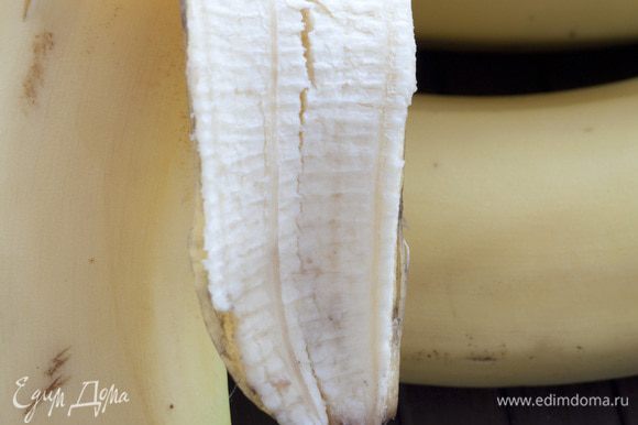 Банан почистить, порезать на кусочки и поместить в блендер.