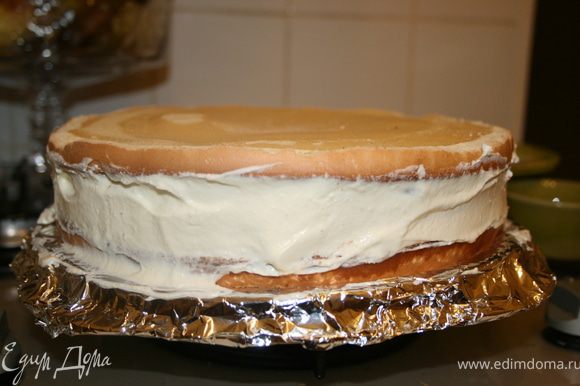 Торт готовила по рецепту 2SheFF*de Elit http://www.edimdoma.ru/recipes/23058. Единственное, делала 2 бисквита и не покрывала торт желатиновой массой. Охладить торт ( у меня стоял ночь на холоде)