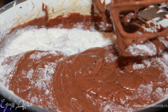 Взбить белки в густую пену и аккуратно (деревянной лопаткой) соединить с шоколадной смесью. Главное не миксером!