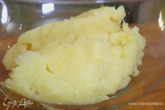 Картофель почистить и отварить в подсоленной воде. Затем большую часть воды слить, картофель размять в пюре, посолить, поперчить, влить растопленное масло и вымешать.