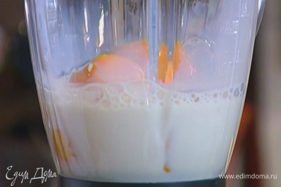 Персики с молоком взбить в блендере в однородную массу.