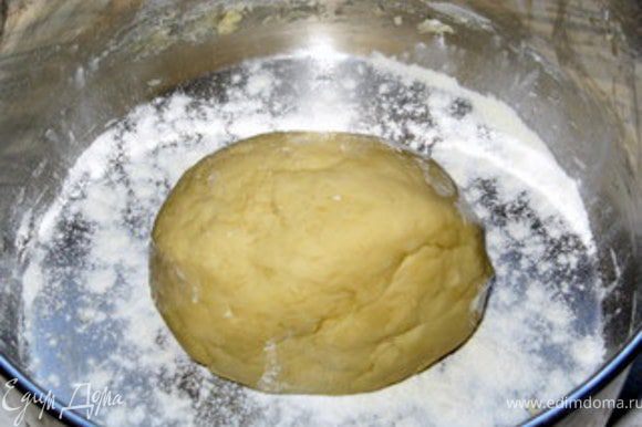 Для этого растопить масло. Дрожжи растворить в тёплой воде.Яйцо разбить, взбить вилкой и использовать только его половину. Поставить тесто в тёплое место и дать ему подняться в течение 3 часов.