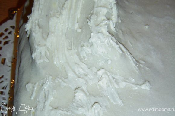 Готовим белковую глазурь(айсинг), описание ее приготовления здесь - http://www.edimdoma.ru/recipes/34769, наносим ее с помощью кисточки мазками, тем самым имитируя снег. Таким образом проходим по всему торту.